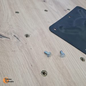 Mecanizado de tuercas en tablero de mesa para acomplar pata de mesa